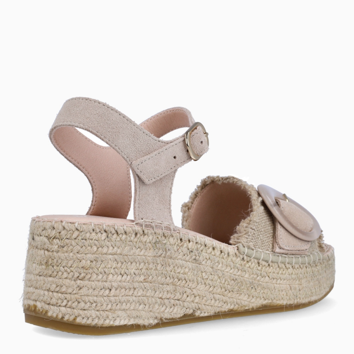 Sandalias de la marca Macarena, modelo ANISA. Elaboradas en ante color beig con tira en pala y hebilla grande. Interior en piel color nude. Cierre de sandalias Macarena con hebilla en tobillo. Sandalias Macarena con cuña de 5cm. Estas sandalias Macarena ANISA, son un complemento básico e ideal para tu día a día!