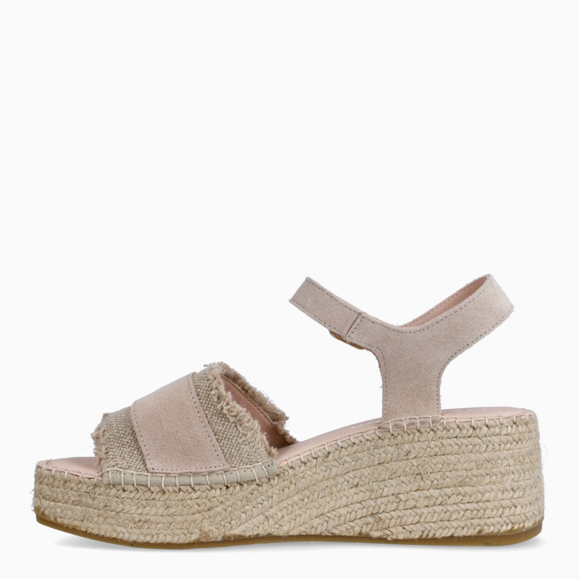 Sandalias de la marca Macarena, modelo ANISA. Elaboradas en ante color beig con tira en pala y hebilla grande. Interior en piel color nude. Cierre de sandalias Macarena con hebilla en tobillo. Sandalias Macarena con cuña de 5cm. Estas sandalias Macarena ANISA, son un complemento básico e ideal para tu día a día!