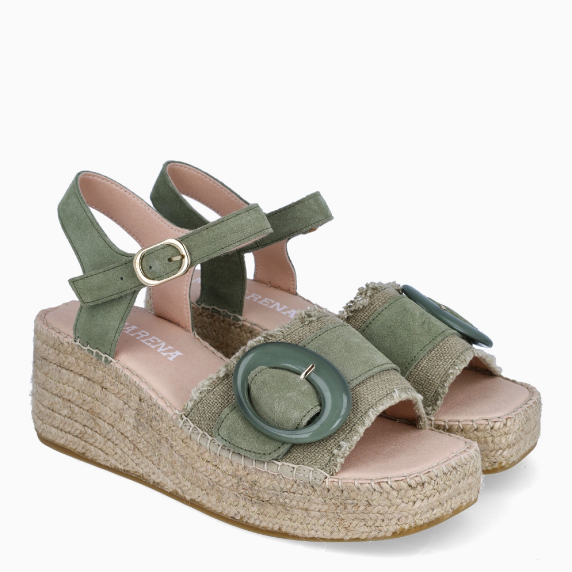 Sandalias de la marca Macarena, modelo ANISA. Elaboradas en ante color oliva con tira en pala y hebilla grande. Interior en piel color nude. Cierre de sandalias Macarena con hebilla en tobillo. Sandalias Macarena con cuña de 5cm. Estas sandalias Macarena ANISA, son un complemento básico e ideal para tu día a día!