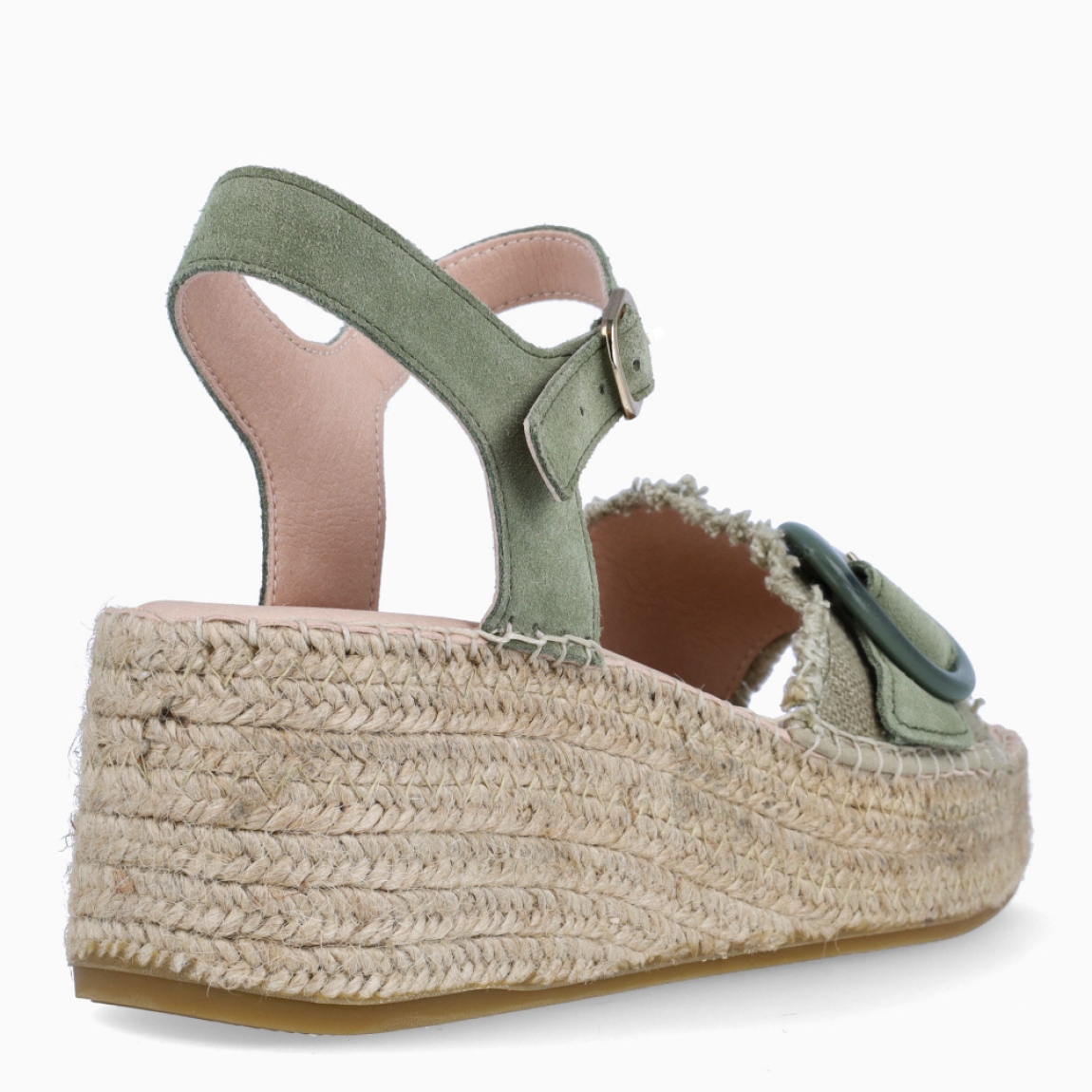 Sandalias de la marca Macarena, modelo ANISA. Elaboradas en ante color oliva con tira en pala y hebilla grande. Interior en piel color nude. Cierre de sandalias Macarena con hebilla en tobillo. Sandalias Macarena con cuña de 5cm. Estas sandalias Macarena ANISA, son un complemento básico e ideal para tu día a día!