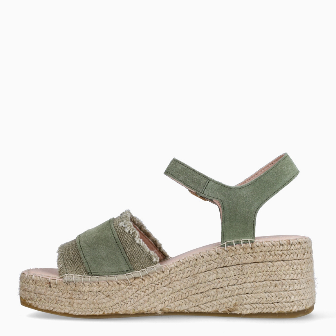 Sandalias de la marca Macarena, modelo ANISA. Elaboradas en ante color oliva con tira en pala y hebilla grande. Interior en piel color nude. Cierre de sandalias Macarena con hebilla en tobillo. Sandalias Macarena con cuña de 5cm. Estas sandalias Macarena ANISA, son un complemento básico e ideal para tu día a día!
