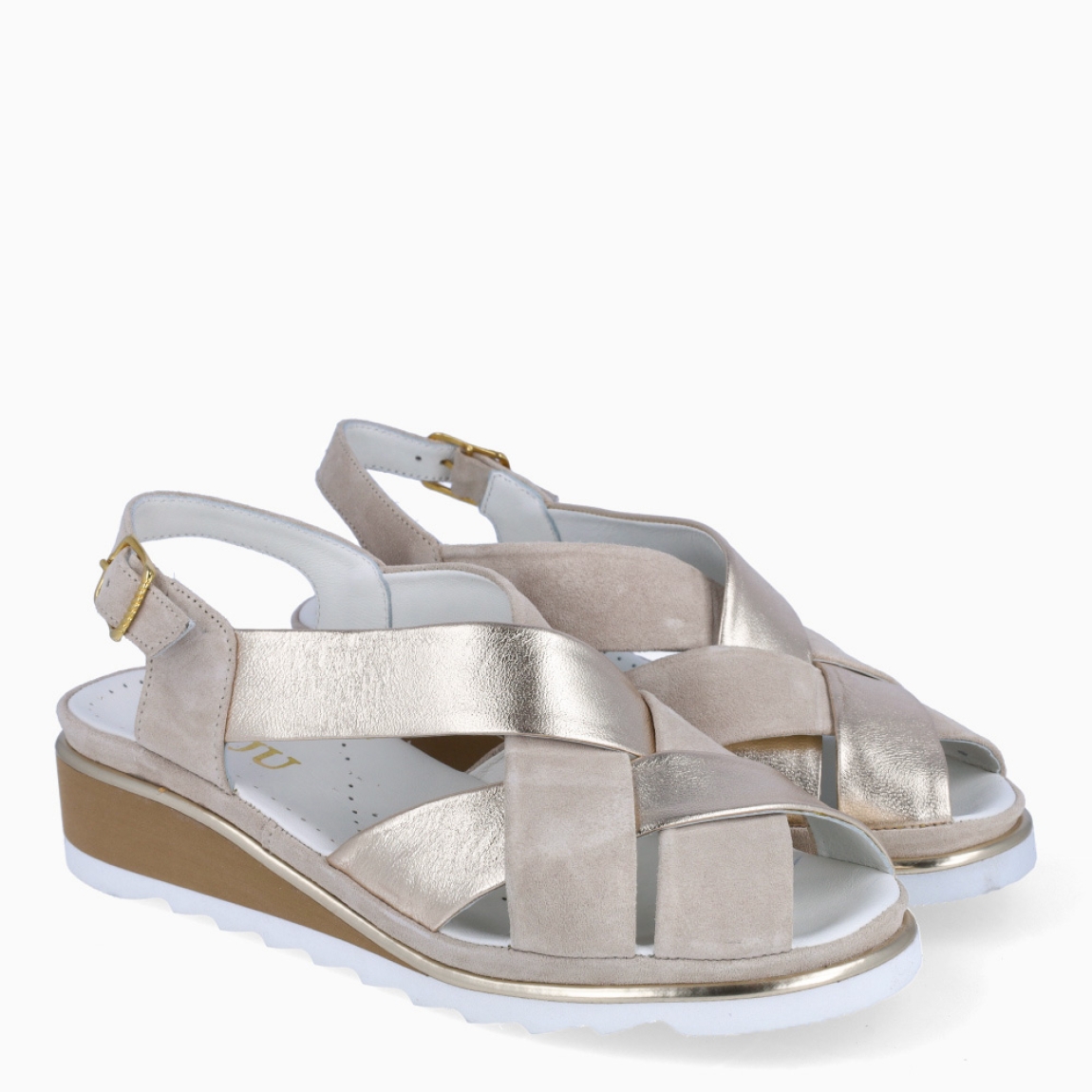 Sandalias de la marca Plaju, modelo JOSEPHIN. Exterior de las sandalias en piel color platino efecto brillante con tiras cruzadas. Interior en piel color blanco. Cierre de las sandalias Plaju con hebilla en tobillo y cuña de 4cm de altura. Estas sandalias Plaju JOSEPHIN son el complemento ideal para esta temporada, no te pueden faltar en el armario.