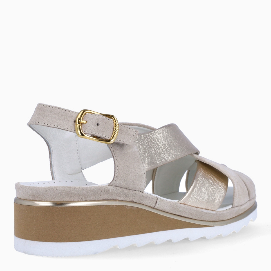 Sandalias de la marca Plaju, modelo JOSEPHIN. Exterior de las sandalias en piel color platino efecto brillante con tiras cruzadas. Interior en piel color blanco. Cierre de las sandalias Plaju con hebilla en tobillo y cuña de 4cm de altura. Estas sandalias Plaju JOSEPHIN son el complemento ideal para esta temporada, no te pueden faltar en el armario.