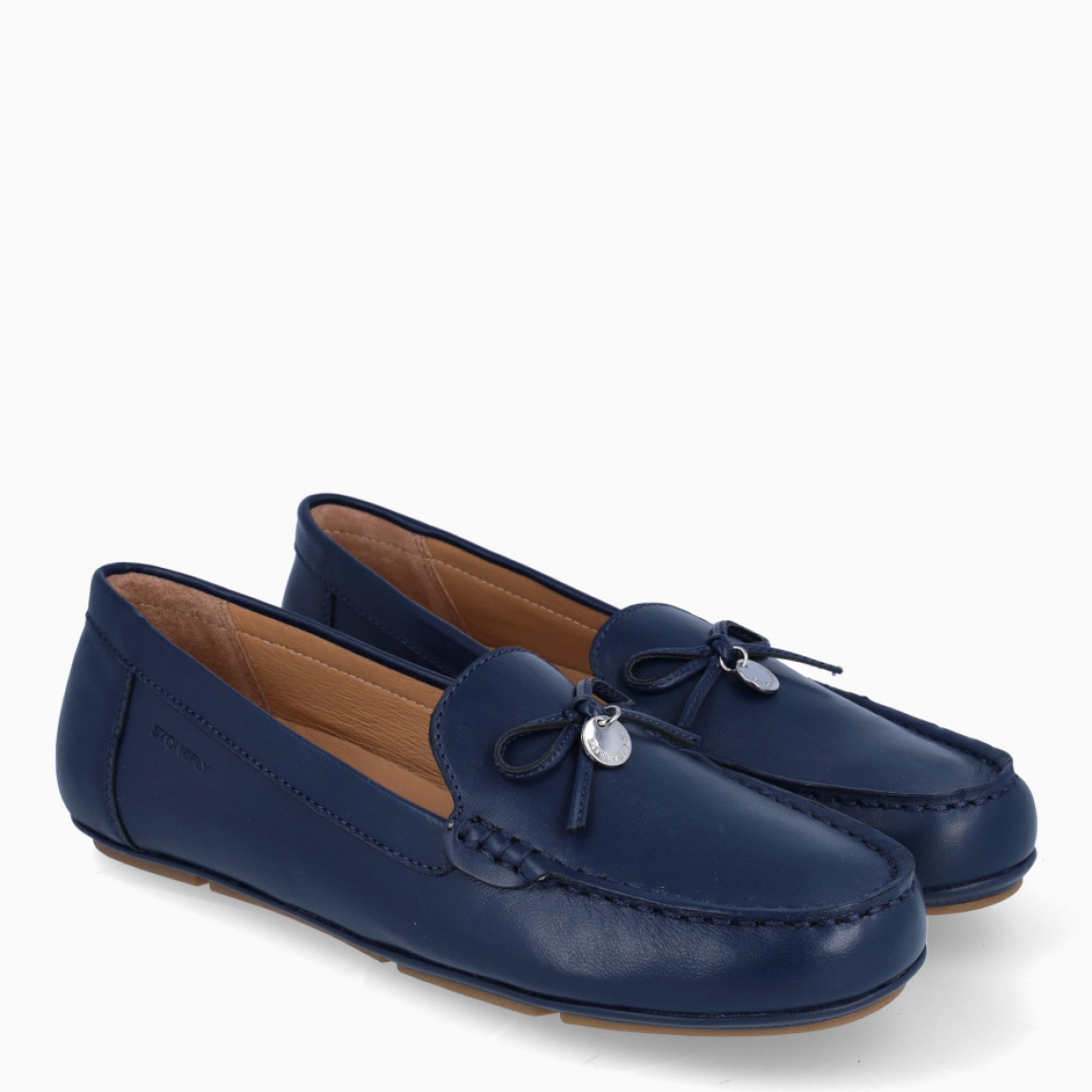 Mocasines de la marca Stonefly, modelo LOUIS. Elaborados en piel color azul efecto brillante con detalle de lazo en pala. Interior en piel color beig. Suela de goma plana. Mocasines Stonefly LOUIS, complemento ideal para tu día día, con comodidad y estilo!
