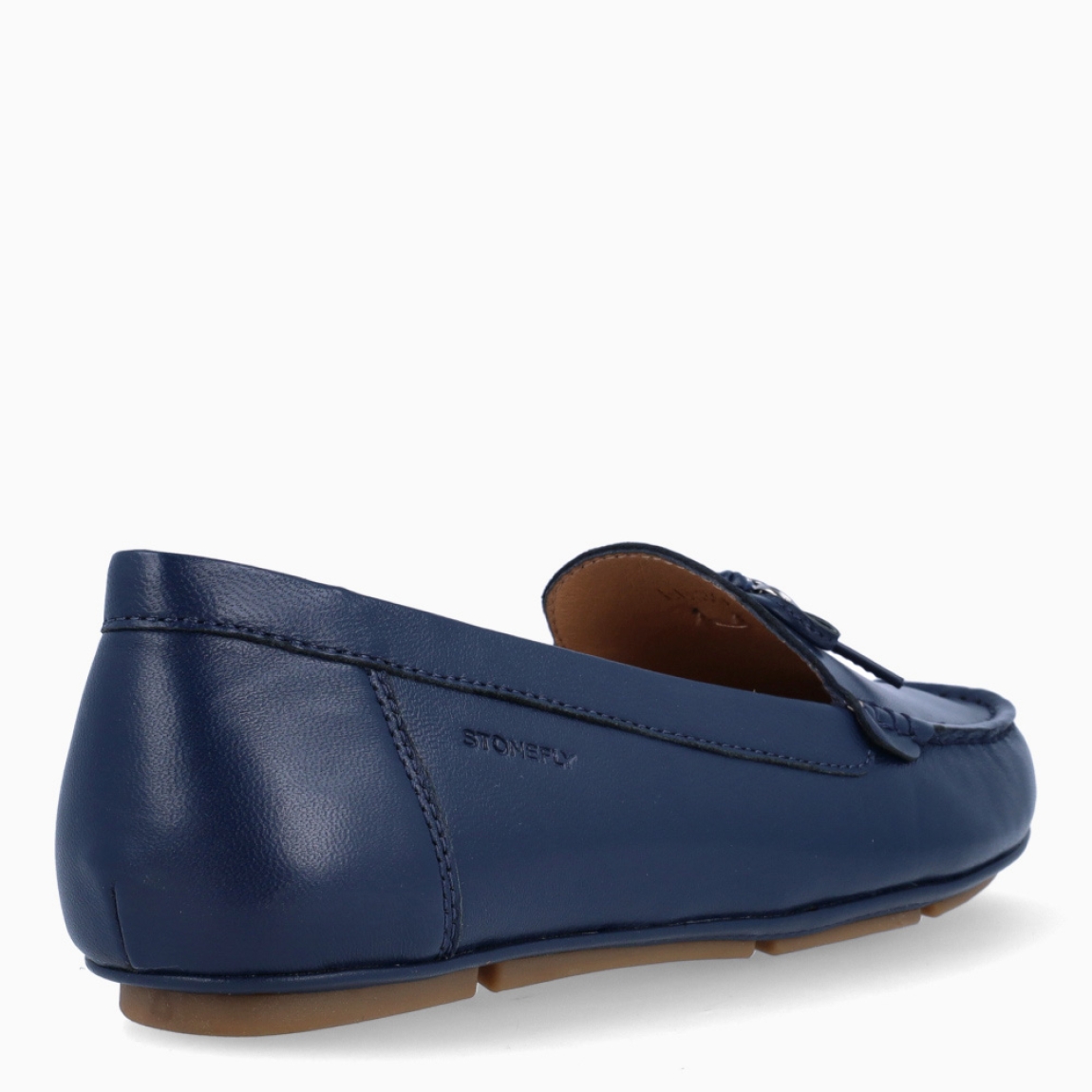 Mocasines de la marca Stonefly, modelo LOUIS. Elaborados en piel color azul efecto brillante con detalle de lazo en pala. Interior en piel color beig. Suela de goma plana. Mocasines Stonefly LOUIS, complemento ideal para tu día día, con comodidad y estilo!