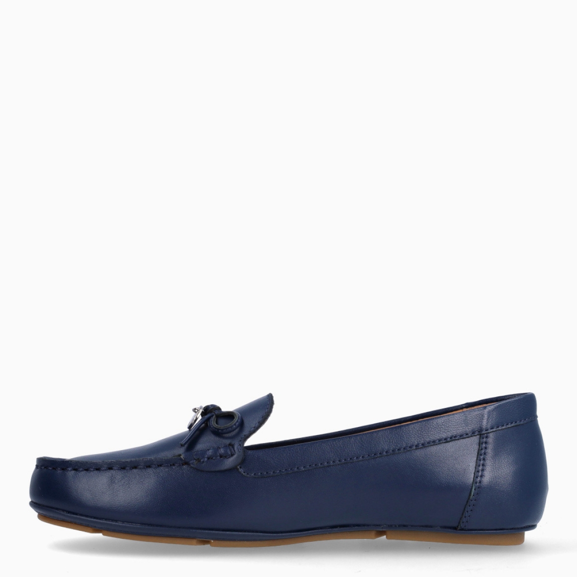 Mocasines de la marca Stonefly, modelo LOUIS. Elaborados en piel color azul efecto brillante con detalle de lazo en pala. Interior en piel color beig. Suela de goma plana. Mocasines Stonefly LOUIS, complemento ideal para tu día día, con comodidad y estilo!
