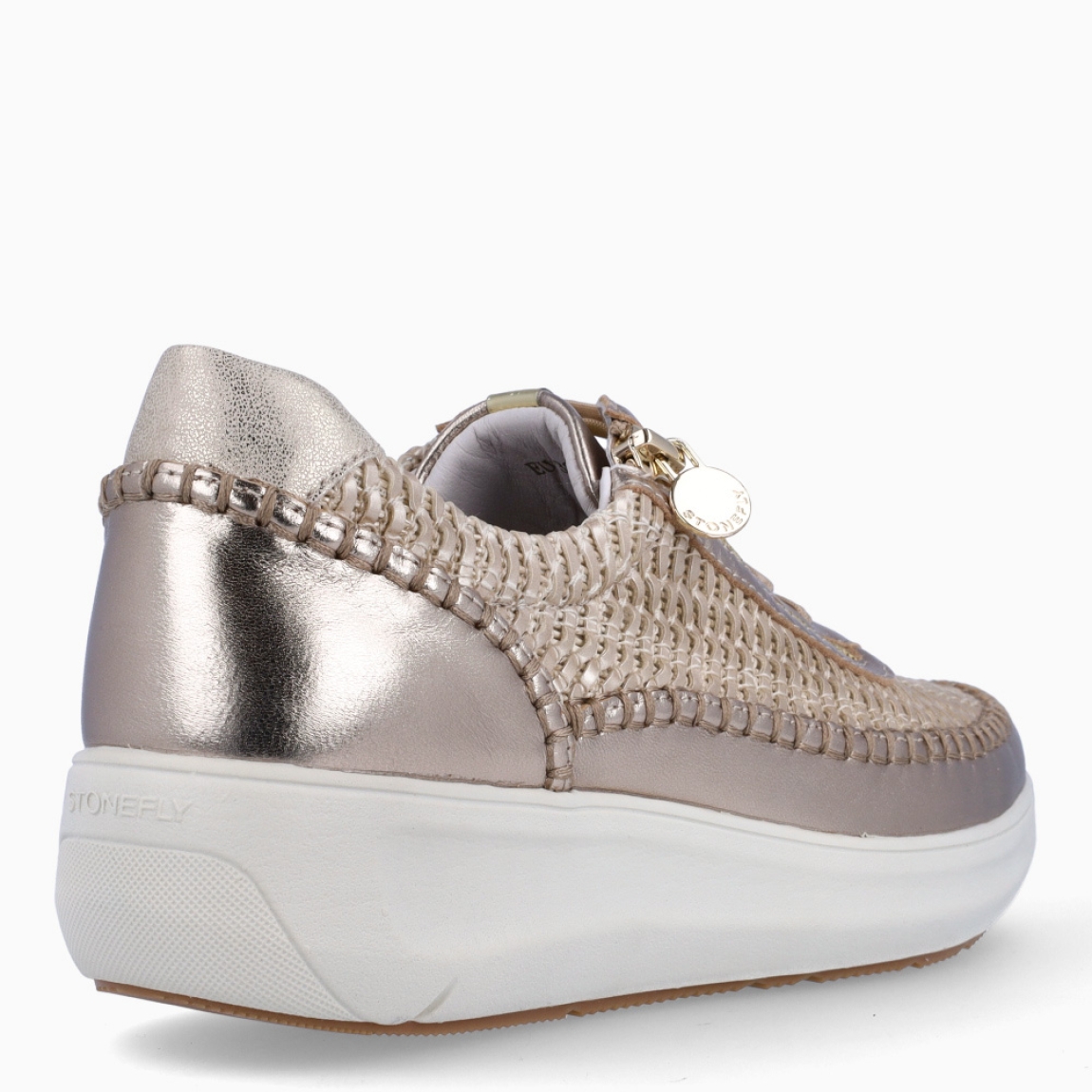 Deportivas de la marca Stonefly, modelo CREAM 78. Deportivas elaboradas en piel con efecto troquelado color bronce con detalle de cierre. Cierre de las deportivas con cordones taupe. Deportivas Stonefly con cuña de 3cm de altura. Estas Stonefly CREAM 78 son un complemento que te ofrecerá la comodidad que necesitas a donde vayas esta temporada!