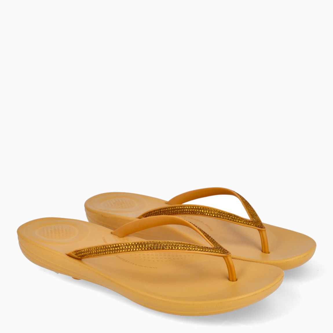 Sandalias de la marca Fitflop, modelo IQUSHION. Exterior elaborado en neopreno color amarillo con brillantes en pala. Interior en piel color amarillo. Suela plana de goma. Estas sandalias Fitflop IQUSHION son ideales para esta temporada!