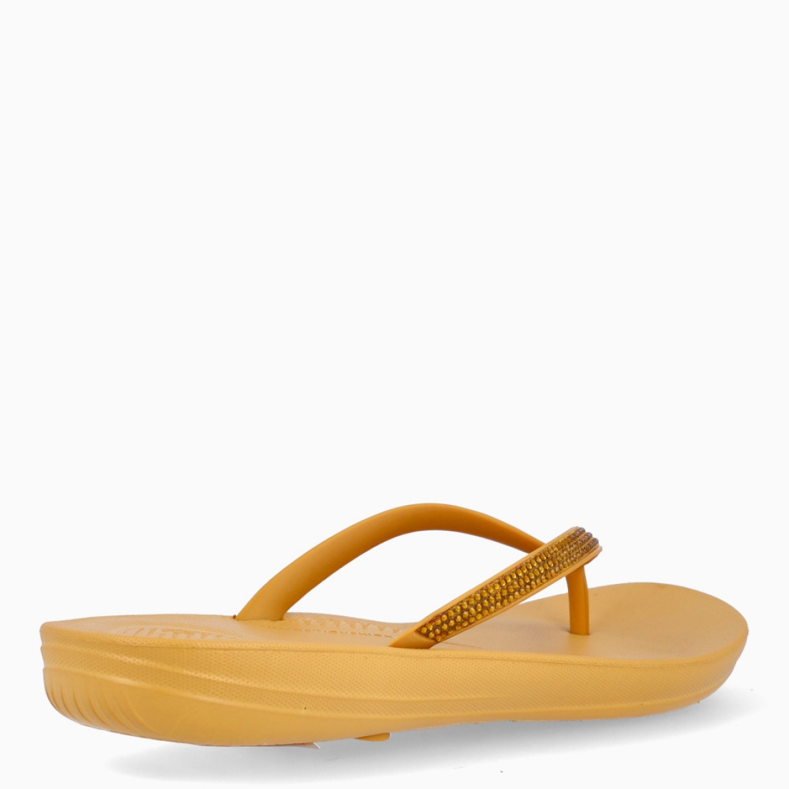 Sandalias de la marca Fitflop, modelo IQUSHION. Exterior elaborado en neopreno color amarillo con brillantes en pala. Interior en piel color amarillo. Suela plana de goma. Estas sandalias Fitflop IQUSHION son ideales para esta temporada!