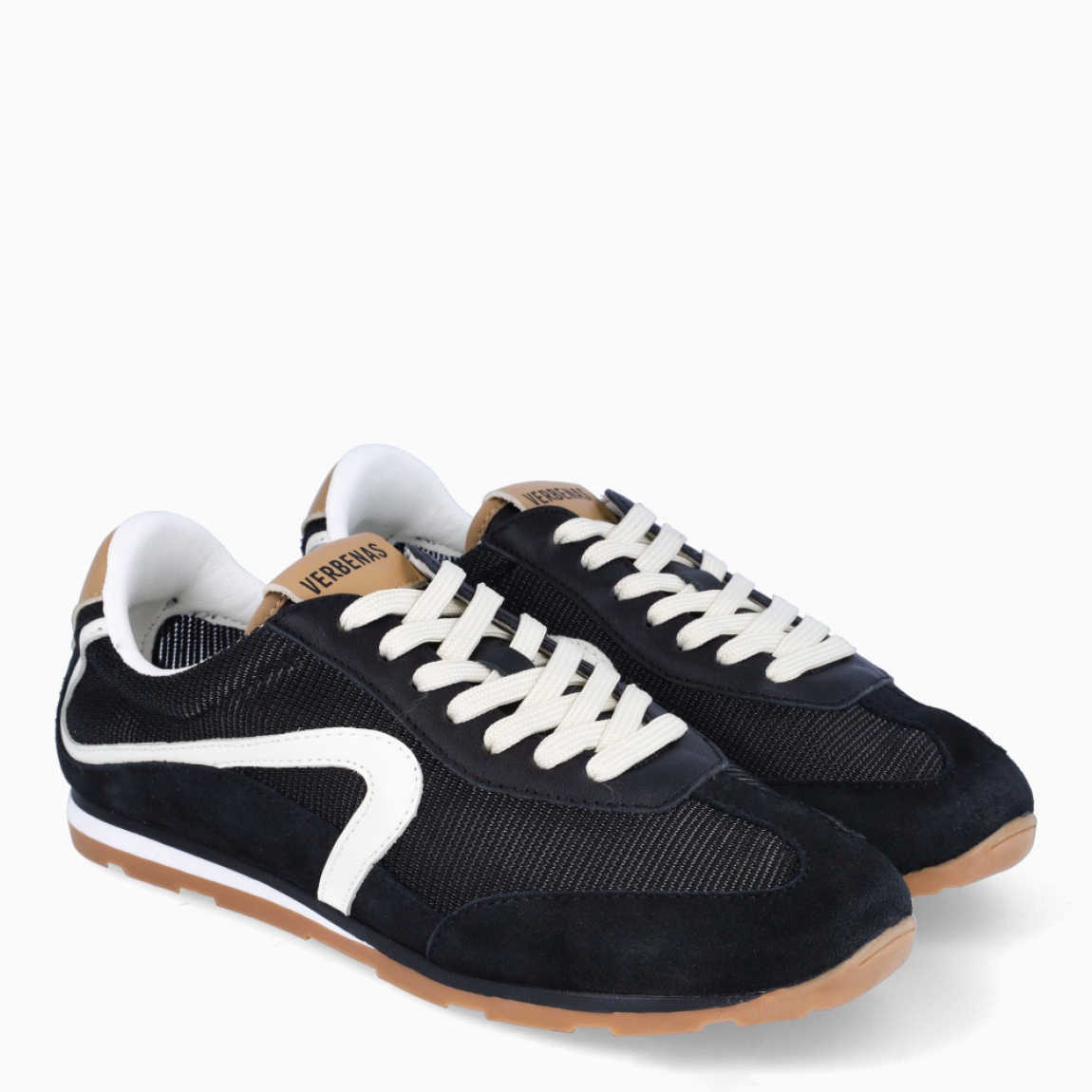 Deportivas de la marca Verbenas, modelo JAMAICA. Elaboradas en malla textil transpirable color negro, combinada con serraje. Cuentan con un forro interior acolchado, planta transpirable, flexible y confortable que absorve la pisada y suela tricolor. Estas deportivas Verbenas Jamaica revive el espíritu del running vintage con una silueta estilizada y de perfil bajo. Cierre con cordones y suela plana. Estas deportivas Verbenas JAMAICA son un complemento perfecto para disfrutar de la comodidad y un estilo de combinación retro-contemporáneo.