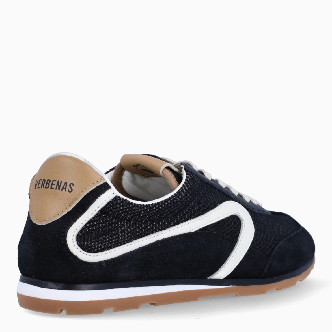 Deportivas de la marca Verbenas, modelo JAMAICA. Elaboradas en malla textil transpirable color negro, combinada con serraje. Cuentan con un forro interior acolchado, planta transpirable, flexible y confortable que absorve la pisada y suela tricolor. Estas deportivas Verbenas Jamaica revive el espíritu del running vintage con una silueta estilizada y de perfil bajo. Cierre con cordones y suela plana. Estas deportivas Verbenas JAMAICA son un complemento perfecto para disfrutar de la comodidad y un estilo de combinación retro-contemporáneo.