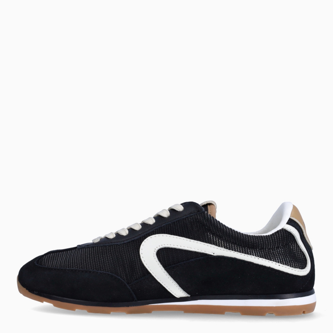 Deportivas de la marca Verbenas, modelo JAMAICA. Elaboradas en malla textil transpirable color negro, combinada con serraje. Cuentan con un forro interior acolchado, planta transpirable, flexible y confortable que absorve la pisada y suela tricolor. Estas deportivas Verbenas Jamaica revive el espíritu del running vintage con una silueta estilizada y de perfil bajo. Cierre con cordones y suela plana. Estas deportivas Verbenas JAMAICA son un complemento perfecto para disfrutar de la comodidad y un estilo de combinación retro-contemporáneo.