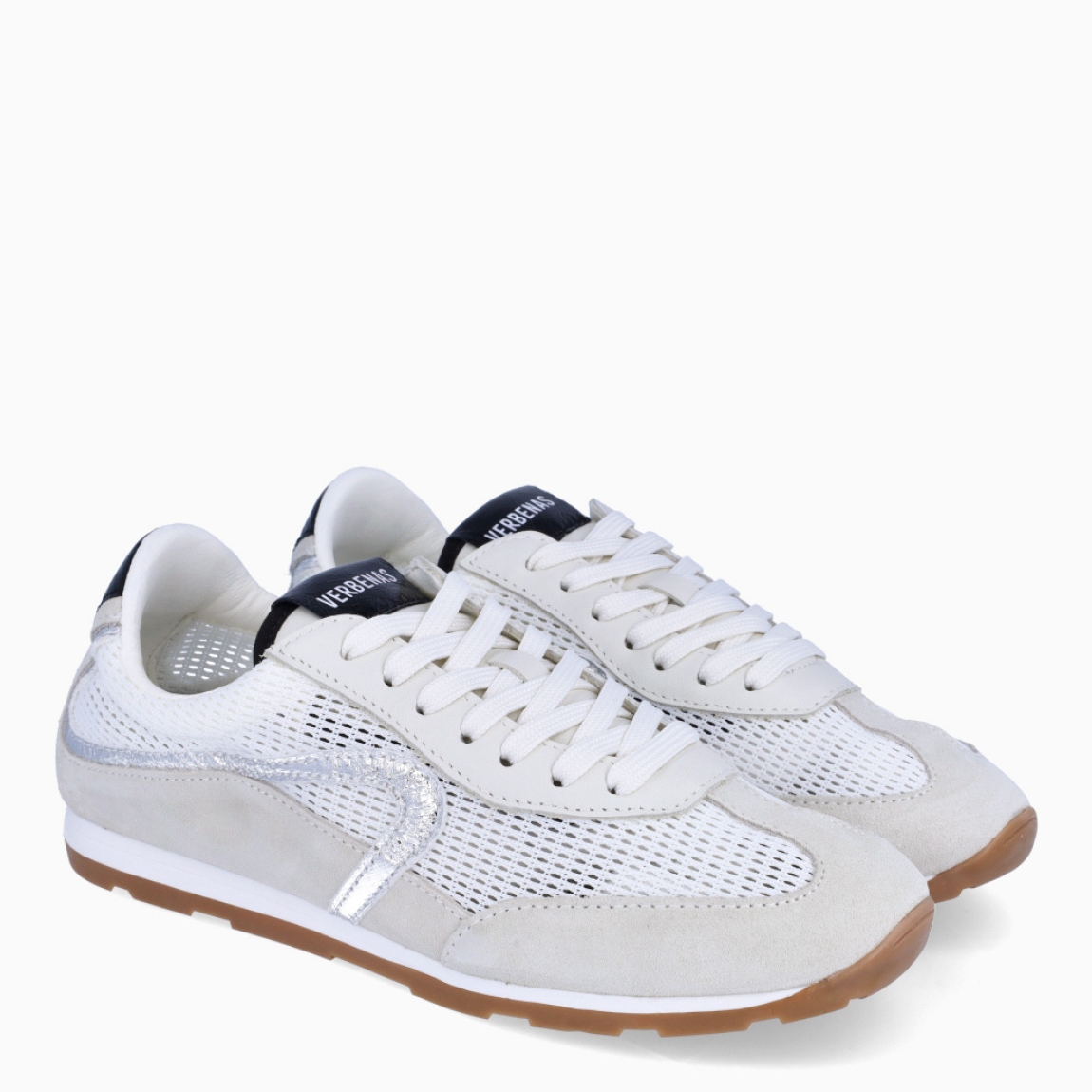 Deportivas de la marca Verbenas, modelo JAMAICA. Elaboradas en malla textil transpirable color blanco, combinada con serraje. Cuentan con un forro interior acolchado, planta transpirable, flexible y confortable que absorve la pisada. Estas deportivas Verbenas Jamaica revive el espíritu del running vintage con una silueta estilizada y de perfil bajo. Cierre con cordones y suela plana. Estas deportivas Verbenas JAMAICA son un complemento perfecto para disfrutar de la comodidad y un estilo de combinación retro-contemporáneo.