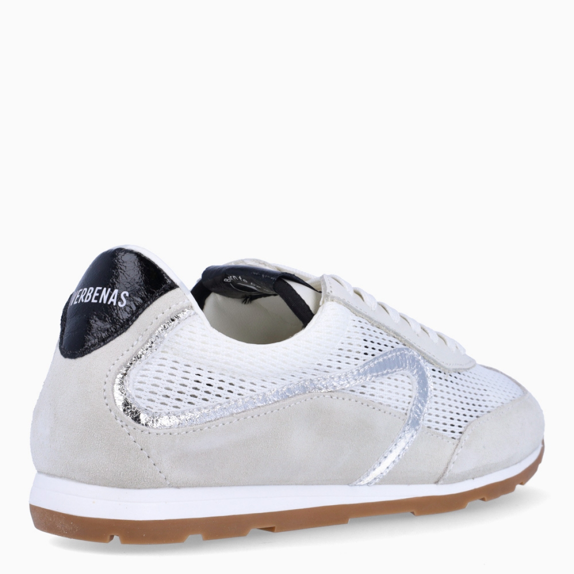 Deportivas de la marca Verbenas, modelo JAMAICA. Elaboradas en malla textil transpirable color blanco, combinada con serraje. Cuentan con un forro interior acolchado, planta transpirable, flexible y confortable que absorve la pisada. Estas deportivas Verbenas Jamaica revive el espíritu del running vintage con una silueta estilizada y de perfil bajo. Cierre con cordones y suela plana. Estas deportivas Verbenas JAMAICA son un complemento perfecto para disfrutar de la comodidad y un estilo de combinación retro-contemporáneo.