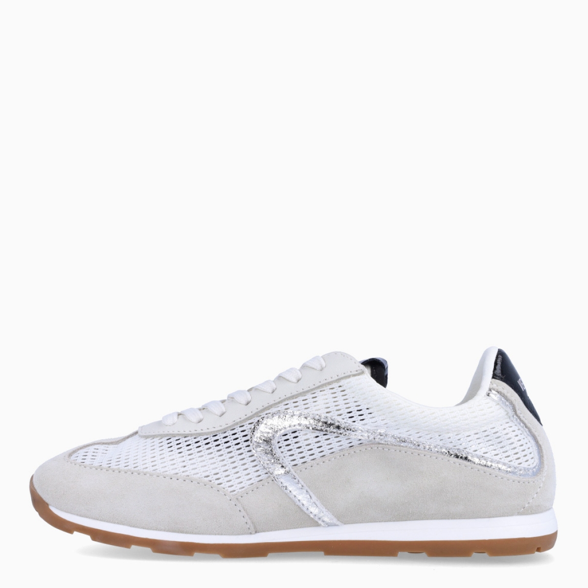 Deportivas de la marca Verbenas, modelo JAMAICA. Elaboradas en malla textil transpirable color blanco, combinada con serraje. Cuentan con un forro interior acolchado, planta transpirable, flexible y confortable que absorve la pisada. Estas deportivas Verbenas Jamaica revive el espíritu del running vintage con una silueta estilizada y de perfil bajo. Cierre con cordones y suela plana. Estas deportivas Verbenas JAMAICA son un complemento perfecto para disfrutar de la comodidad y un estilo de combinación retro-contemporáneo.