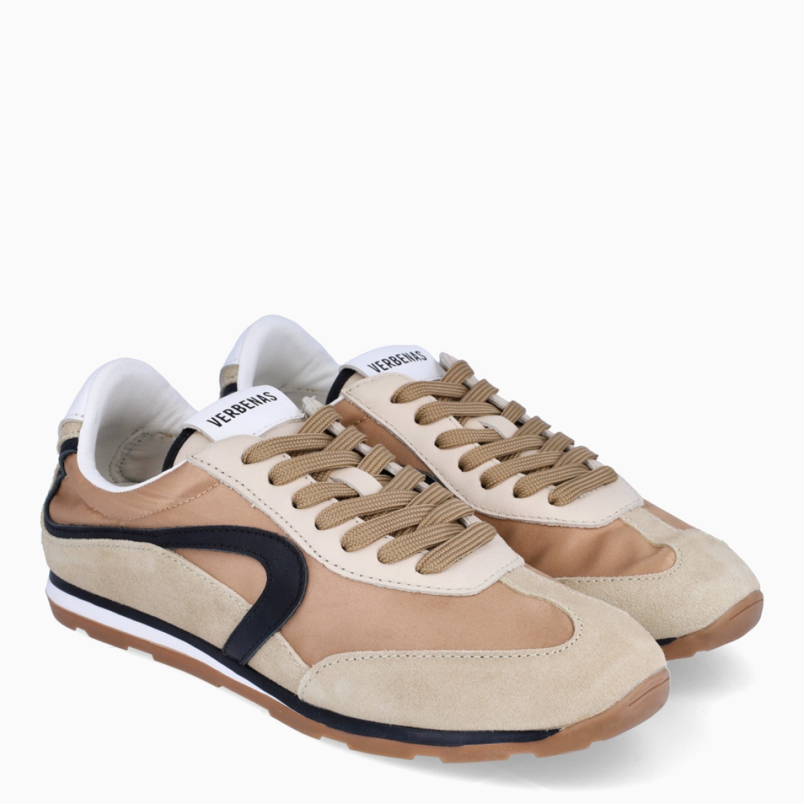 Deportivas de la marca Verbenas, modelo JAMAICA. Elaboradas en malla textil transpirable color beig, combinada con serraje. Cuentan con un forro interior acolchado, planta transpirable, flexible y confortable que absorve la pisada. Estas deportivas Verbenas Jamaica revive el espíritu del running vintage con una silueta estilizada y de perfil bajo. Cierre con cordones y suela plana. Estas deportivas Verbenas JAMAICA son un complemento perfecto para disfrutar de la comodidad y un estilo de combinación retro-contemporáneo.