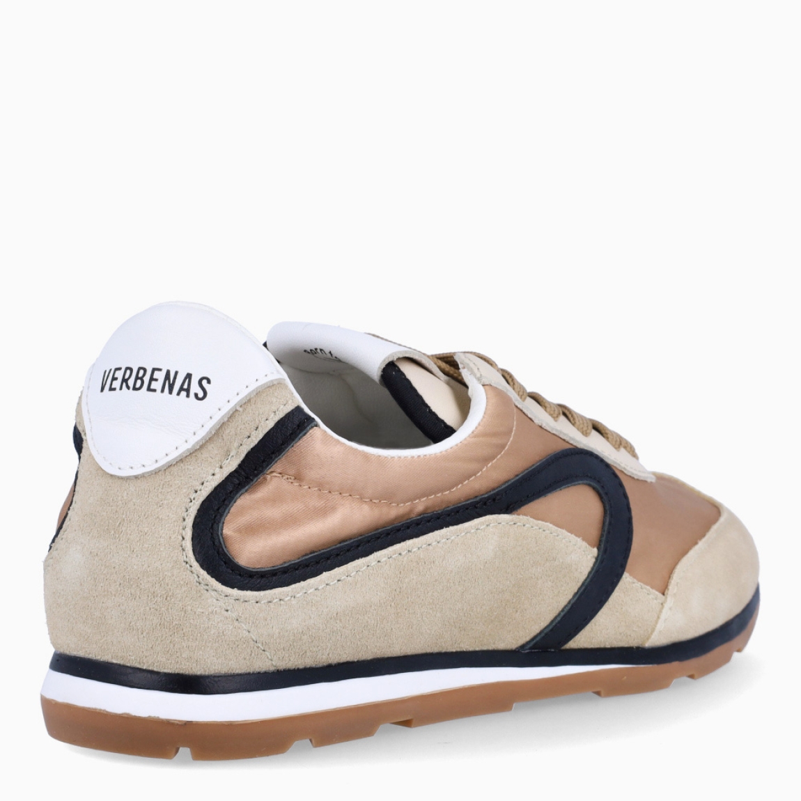 Deportivas de la marca Verbenas, modelo JAMAICA. Elaboradas en malla textil transpirable color beig, combinada con serraje. Cuentan con un forro interior acolchado, planta transpirable, flexible y confortable que absorve la pisada. Estas deportivas Verbenas Jamaica revive el espíritu del running vintage con una silueta estilizada y de perfil bajo. Cierre con cordones y suela plana. Estas deportivas Verbenas JAMAICA son un complemento perfecto para disfrutar de la comodidad y un estilo de combinación retro-contemporáneo.