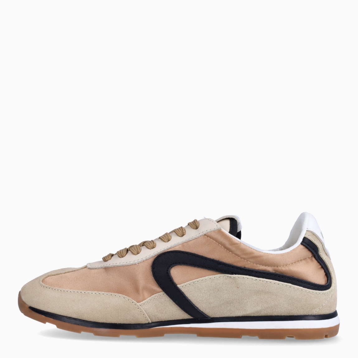 Deportivas de la marca Verbenas, modelo JAMAICA. Elaboradas en malla textil transpirable color beig, combinada con serraje. Cuentan con un forro interior acolchado, planta transpirable, flexible y confortable que absorve la pisada. Estas deportivas Verbenas Jamaica revive el espíritu del running vintage con una silueta estilizada y de perfil bajo. Cierre con cordones y suela plana. Estas deportivas Verbenas JAMAICA son un complemento perfecto para disfrutar de la comodidad y un estilo de combinación retro-contemporáneo.