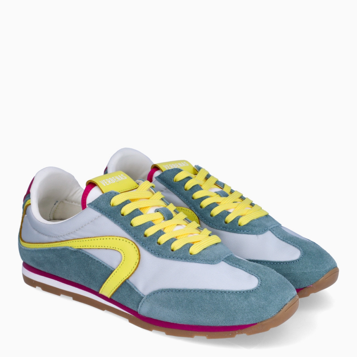 Deportivas de la marca Verbenas, modelo JAMAICA. Elaboradas en malla textil transpirable color azul, combinada con serraje y logo amarillo. Cuentan con un forro interior acolchado, planta transpirable, flexible y confortable que absorve la pisada. Estas deportivas Verbenas Jamaica revive el espíritu del running vintage con una silueta estilizada y de perfil bajo. Cierre con cordones y suela plana. Estas deportivas Verbenas JAMAICA son un complemento perfecto para disfrutar de la comodidad y un estilo de combinación retro-contemporáneo.