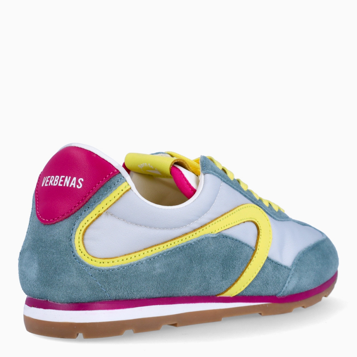 Deportivas de la marca Verbenas, modelo JAMAICA. Elaboradas en malla textil transpirable color azul, combinada con serraje y logo amarillo. Cuentan con un forro interior acolchado, planta transpirable, flexible y confortable que absorve la pisada. Estas deportivas Verbenas Jamaica revive el espíritu del running vintage con una silueta estilizada y de perfil bajo. Cierre con cordones y suela plana. Estas deportivas Verbenas JAMAICA son un complemento perfecto para disfrutar de la comodidad y un estilo de combinación retro-contemporáneo.