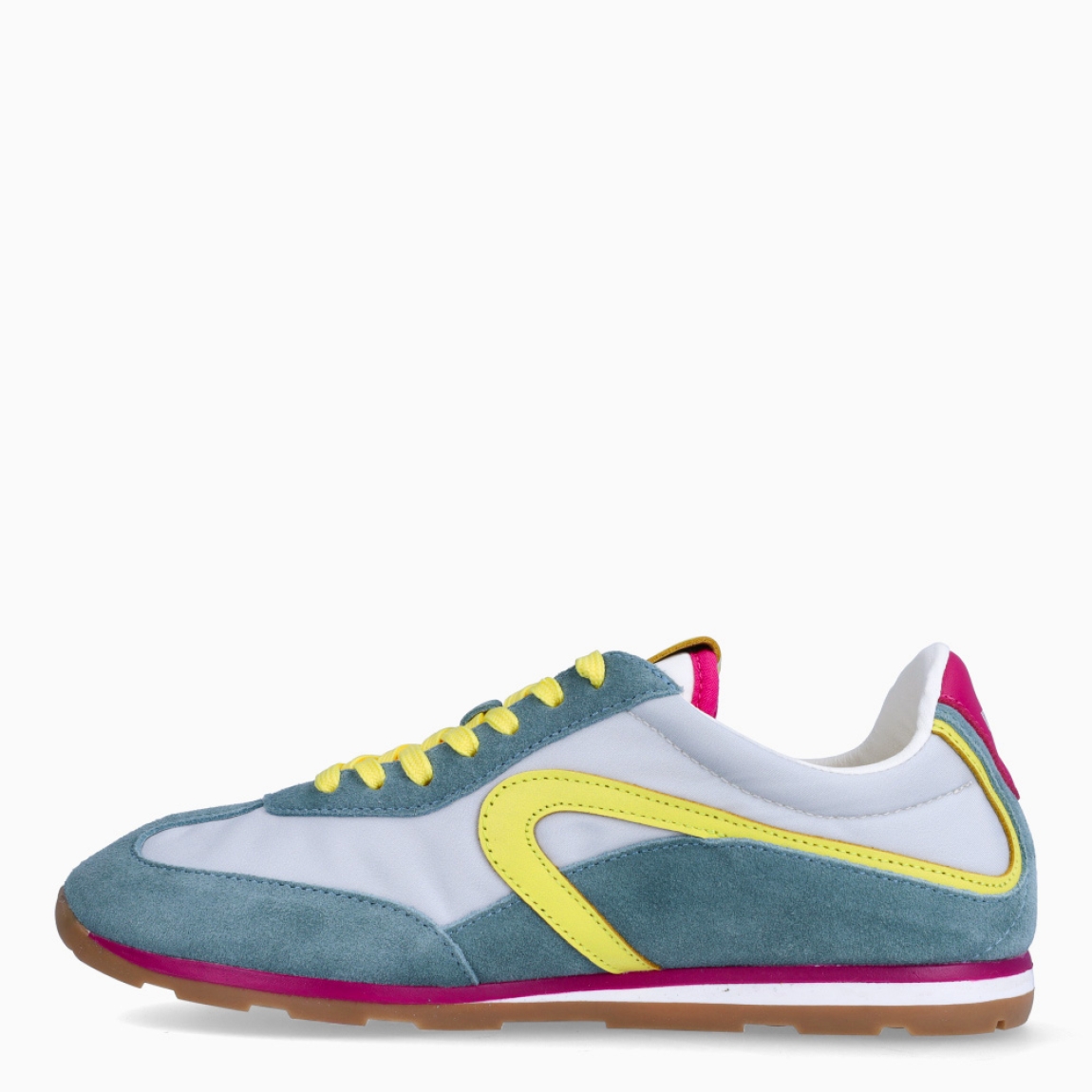 Deportivas de la marca Verbenas, modelo JAMAICA. Elaboradas en malla textil transpirable color azul, combinada con serraje y logo amarillo. Cuentan con un forro interior acolchado, planta transpirable, flexible y confortable que absorve la pisada. Estas deportivas Verbenas Jamaica revive el espíritu del running vintage con una silueta estilizada y de perfil bajo. Cierre con cordones y suela plana. Estas deportivas Verbenas JAMAICA son un complemento perfecto para disfrutar de la comodidad y un estilo de combinación retro-contemporáneo.