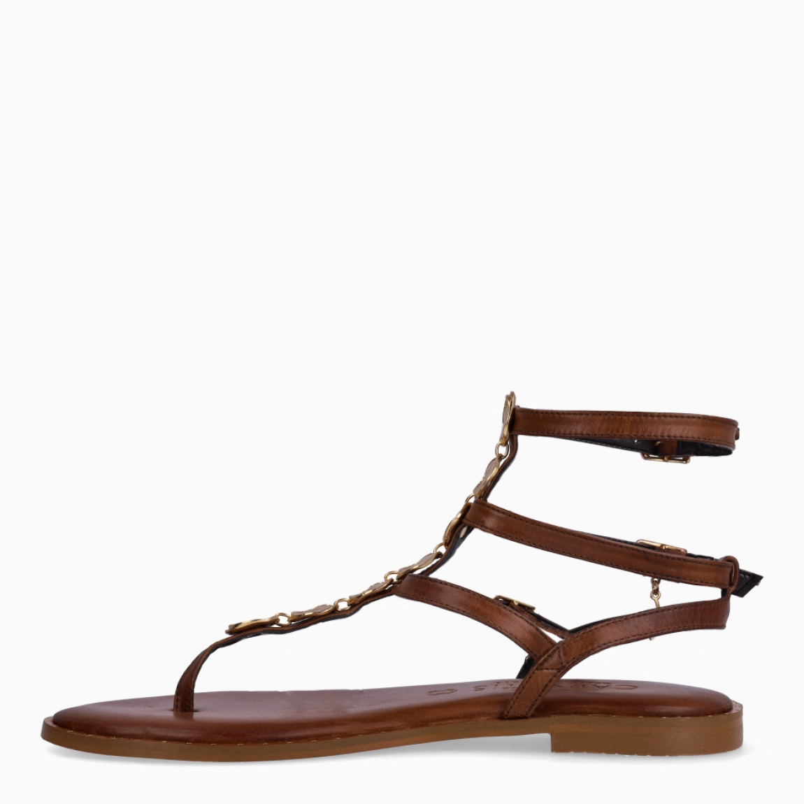 Esclavas de la marca Caryatis, modelo BEATRIZ. Exterior de las sandalias en piel color marrón con detalles en metal dorado en la pala. Cierre de las sandalias con triple hebilla. Estas sandalias Caryatis BEATRIZ, tiene un estilo elegante e innovador, que te hará crear diferentes looks elegantes.