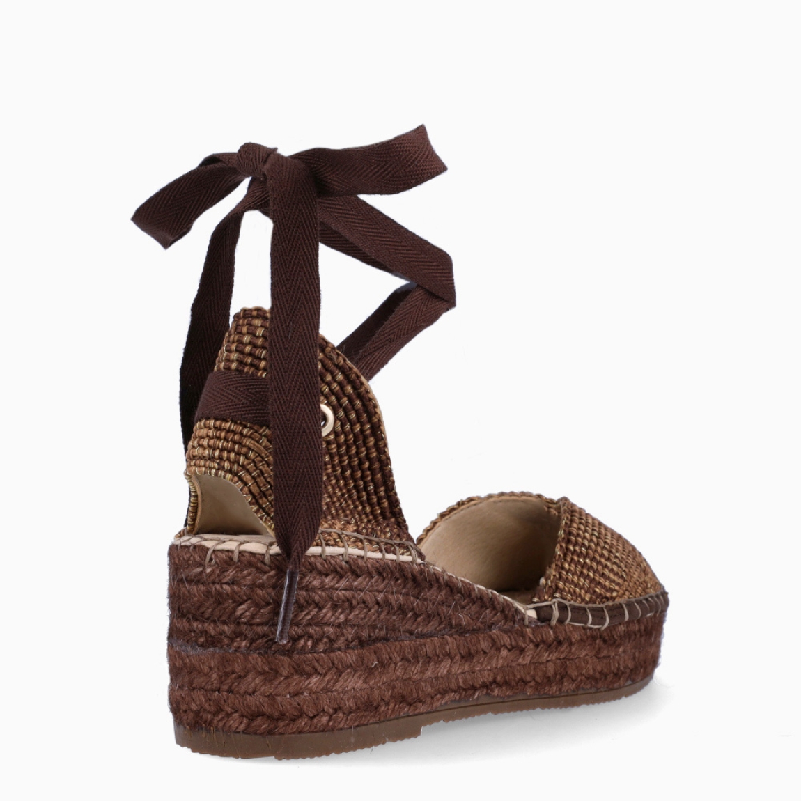 Alpargatas destalonadas de la marca Munné, modelo OLENKA. Exterior en textil color marrón con punta redonda. Interior en piel color nude. Alpargata clásica con cierre de cordones para amarrar. Alpargata con cuña de piel trenzada de 6cm de altura. Estas alpargatas Munné OLENKA son ideales para esta temporada!