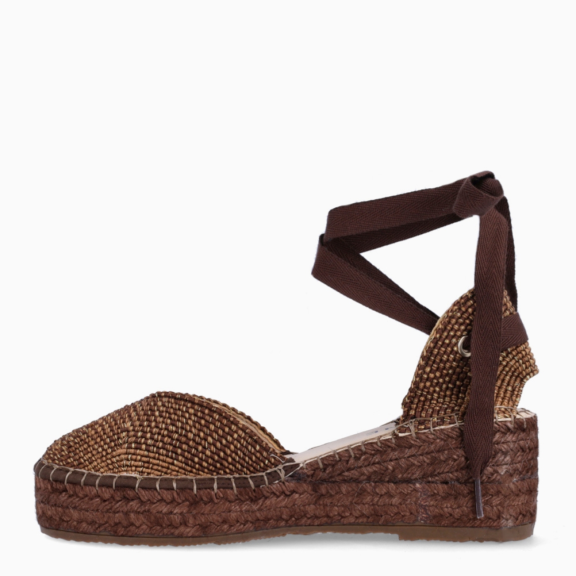 Alpargatas destalonadas de la marca Munné, modelo OLENKA. Exterior en textil color marrón con punta redonda. Interior en piel color nude. Alpargata clásica con cierre de cordones para amarrar. Alpargata con cuña de piel trenzada de 6cm de altura. Estas alpargatas Munné OLENKA son ideales para esta temporada!