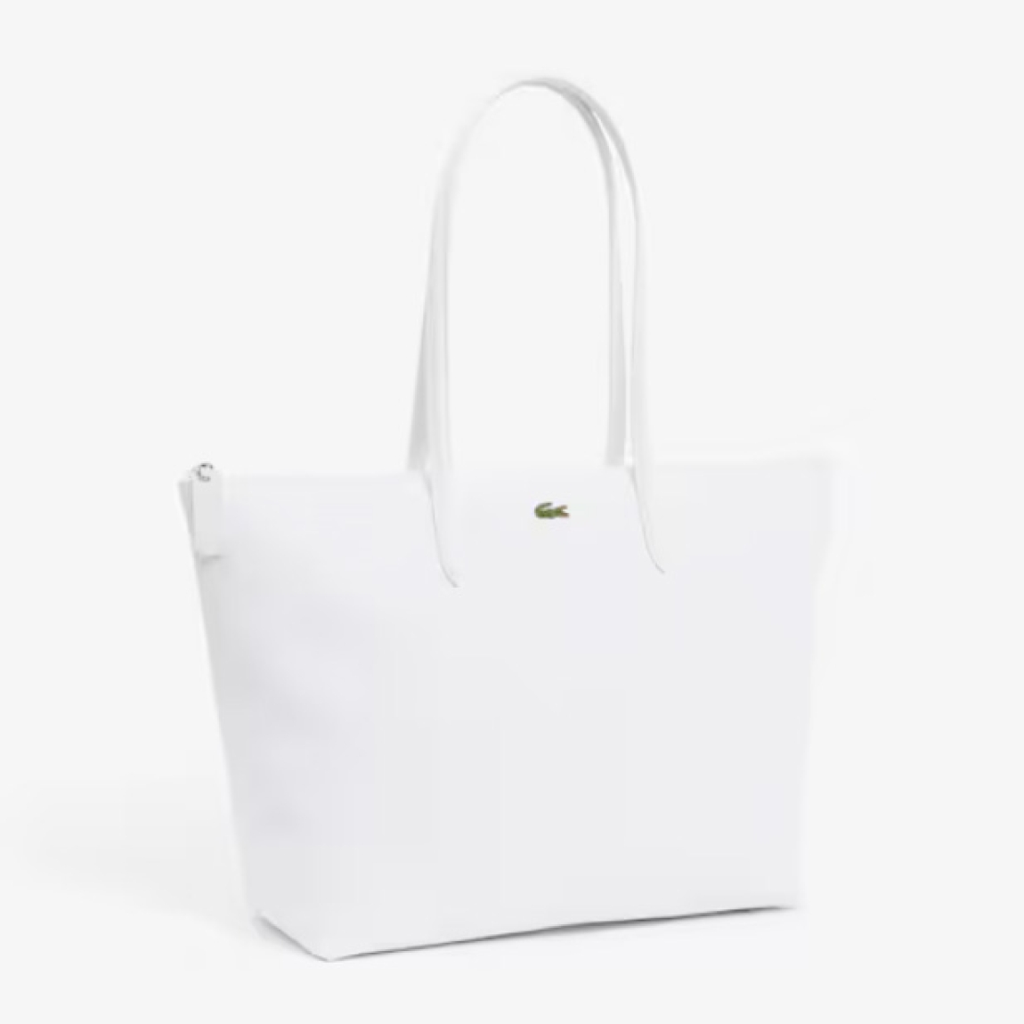 Bolso de la marca Lacoste, modelo L12. Elaborado en plástico rugoso color blanco. Este diseño de dimensiones generosas tiene espacio para todos tus objetos personales esenciales, incluido un portátil de 15