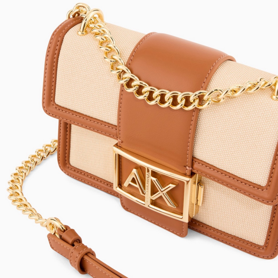 Bolso de la marca Armani Exchange, modelo ANAHÍ. Bolso bandolera en piel color cuero. Bolso compacto, con toque de lujo discreto. Este minibolso bandolera, encarna la elegancia sutil. Su forma compacta, definida por un intrigante patrón tejido, lo convierte en un accesorio sofisticado para la mujer moderna. Llévalo al hombro, cruzado o como bolso de mano. Un pequeño tesoro de estilo, perfecto para guardar lo esencial con elegancia. Bolso Armani Exchange ANAHÍ, ideal para llevarlo a todos lados! Medidas: alto 12cm y ancho 19cm.
