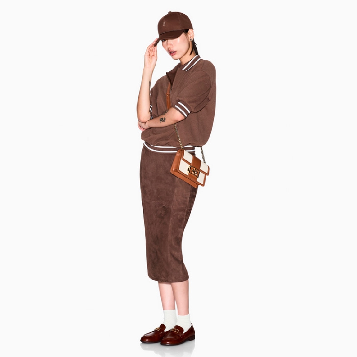Bolso de la marca Armani Exchange, modelo ANAHÍ. Bolso bandolera en piel color cuero. Bolso compacto, con toque de lujo discreto. Este minibolso bandolera, encarna la elegancia sutil. Su forma compacta, definida por un intrigante patrón tejido, lo convierte en un accesorio sofisticado para la mujer moderna. Llévalo al hombro, cruzado o como bolso de mano. Un pequeño tesoro de estilo, perfecto para guardar lo esencial con elegancia. Bolso Armani Exchange ANAHÍ, ideal para llevarlo a todos lados! Medidas: alto 12cm y ancho 19cm.