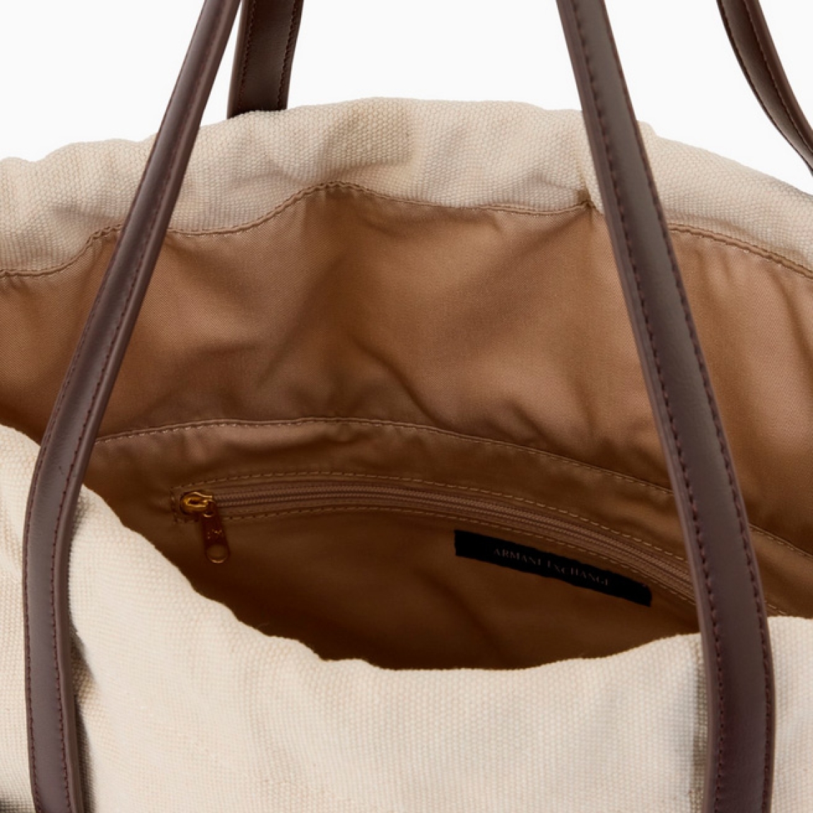 Bolso tipo cubo de la marca Armani Exchange, modelo RACHEL GRAN. Bolso elaborado en lona color marrón. Tiene una silueta depurada, definida por líneas suaves y una paleta de colores neutros, se presta a innumerables combinaciones de estilo, con logo en todo el bolso. Con asas extraíbles de hombro. Bolso Armani Exchange RACHEL GRAN, un accesorio imprescindible para la mujer moderna que busca un toque de lujo discreto, perfecto para guardar sus secretos cotidianos con elegancia y sofisticación.