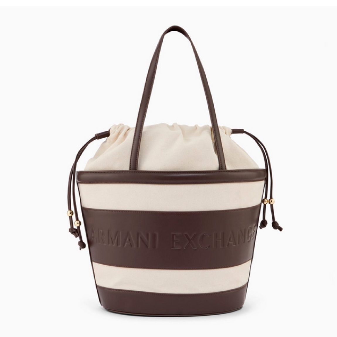 Bolso tipo cubo de la marca Armani Exchange, modelo RACHEL GRAN. Bolso elaborado en lona color marrón. Tiene una silueta depurada, definida por líneas suaves y una paleta de colores neutros, se presta a innumerables combinaciones de estilo, con logo en todo el bolso. Con asas extraíbles de hombro. Bolso Armani Exchange RACHEL GRAN, un accesorio imprescindible para la mujer moderna que busca un toque de lujo discreto, perfecto para guardar sus secretos cotidianos con elegancia y sofisticación.