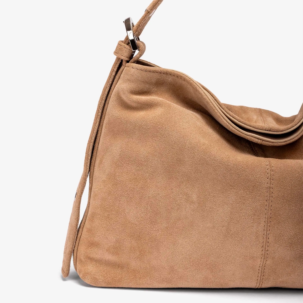 Bolso mediano de la marca UNISA, modelo ZFRAN. Bolso fabricado en ante color camel. Asa de hombro en piel al tono con detalles de tachuelas. Asas con detalle de hebillas en los extremos. Bolso UNISA con bolsillo interior con cremallera y cierre mediante imán. Bolso UNISA ZFRAN ideal para llevar en tu día a día! Medidas: alto 24cm y ancho 30cm