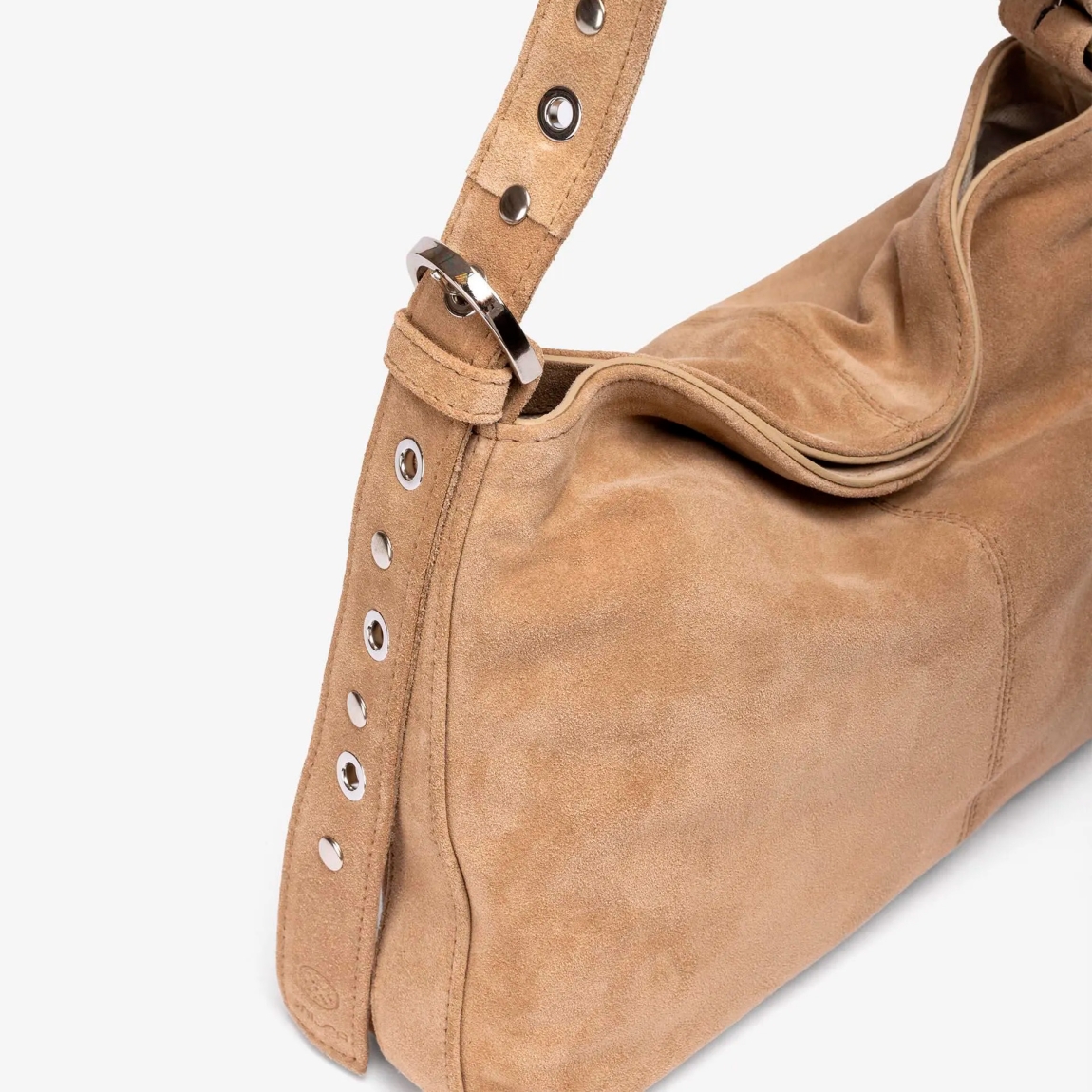 Bolso mediano de la marca UNISA, modelo ZFRAN. Bolso fabricado en ante color camel. Asa de hombro en piel al tono con detalles de tachuelas. Asas con detalle de hebillas en los extremos. Bolso UNISA con bolsillo interior con cremallera y cierre mediante imán. Bolso UNISA ZFRAN ideal para llevar en tu día a día! Medidas: alto 24cm y ancho 30cm