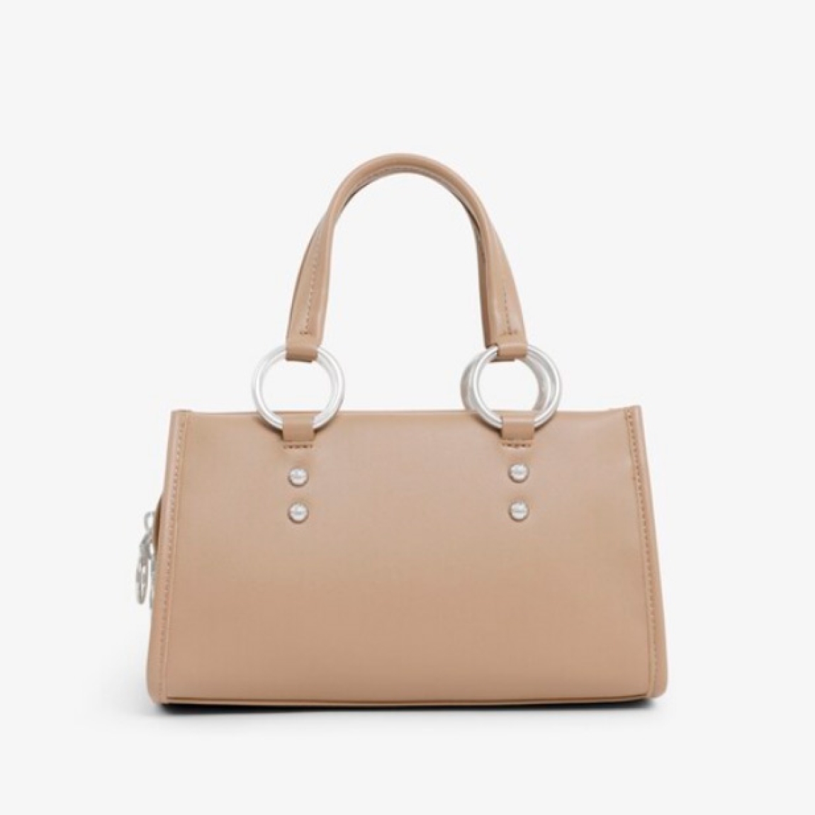 Bolso de la marca Lacoste, modelo CELYS. Elaborado en piel color taupe. Un bolso para llevar al hombro chic y desenfadado para hacer la transición del día a la noche con estilo. Su diseño intemporal incluye unos acabados sofisticados inspirados en el legado tenístico de Lacoste. Compacto, elegante y práctico, perfecto para usar a diario. Se adorna con un exclusivo cocodrilo metálico. Interior con bolsillo. Bolso para llevar al hombro o en bandolera, con Correa ajustable y amovible. Bolso Lacoste CELYS, ideal para llevarlo a todos lados! Medidas: alto 14cm y ancho 24cm.