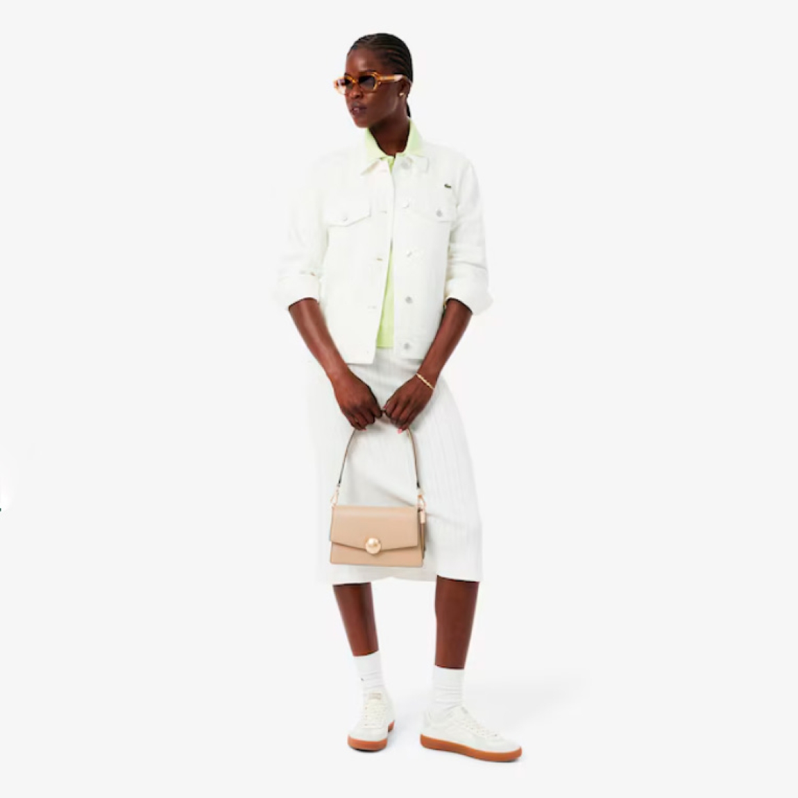 Bolso de la marca Lacoste, modelo TENNIS BLISS. Bolso inspirado en el diseño de una pelota de tenis, la línea Tennis Bliss nos regala feminidad en estado puro. Este espacioso y elegante bolso con solapa incluye una correa para el hombro ajustable y extraíble. Bolso Lacosto con múltiples compartimentos. Correa extraíble y ajustable. Cierre de pelota de tenis con cocodrilo metálico. Bolso de mano Lacoste TENNIS BLISS ideal para ti!