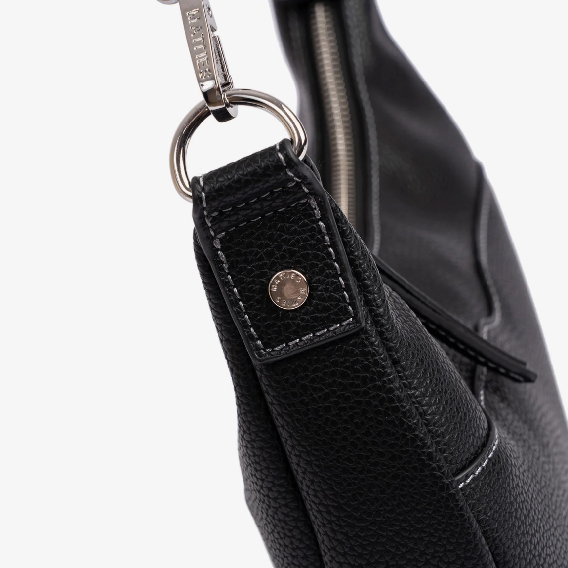 Bolso de la marca Matias Salva, modelo MINNA. Bolso elaborado en polipiel de alta calidad color negro, con un acabado fiel a la piel natural.Tamaño pequeño, ideal para llevar tus imprescindibles. Bolsillos estratégicamente ubicados para llevarlo todo organizado. Bolso Matias Salva, con bandolera desmontable con mosquetones, ajustable en alturaAsa de hombro desmontable. Interior forrado en textil suave al tacto. Bolso Matias Salva MINNA, ideal para llevar a todos lados! Medidas: 24.5x14x05 cm