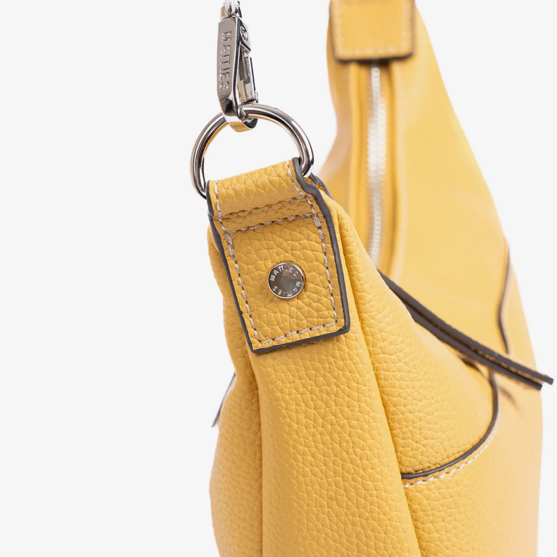 Bolso de la marca Matias Salva, modelo MINNA. Bolso elaborado en polipiel de alta calidad color amarillo, con un acabado fiel a la piel natural.Tamaño pequeño, ideal para llevar tus imprescindibles. Bolsillos estratégicamente ubicados para llevarlo todo organizado. Bolso Matias Salva, con bandolera desmontable con mosquetones, ajustable en alturaAsa de hombro desmontable. Interior forrado en textil suave al tacto. Bolso Matias Salva MINNA, ideal para llevar a todos lados! Medidas: 24.5x14x05 cm
