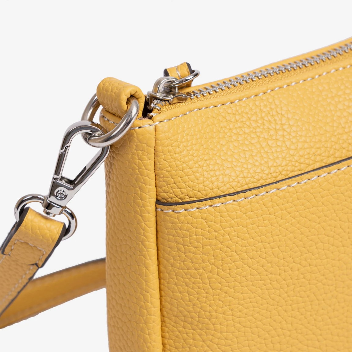 Bolso de la marca Matias Salva, modelo MAYE. Bolso elaborado en polipiel de alta calidad color amarillo, con un acabado fiel a la piel natural. Tamaño pequeño, ideal para llevar tus imprescindibles. Bandolera ajustable en altura. Interior forrado en textil suave al tacto. Bolsillos estratégicamente ubicados para llevarlo todo organizado. Bolso Matias Salva MAYE, ideal para tu dia a día! Medidas: 23x13.5x03 cm.