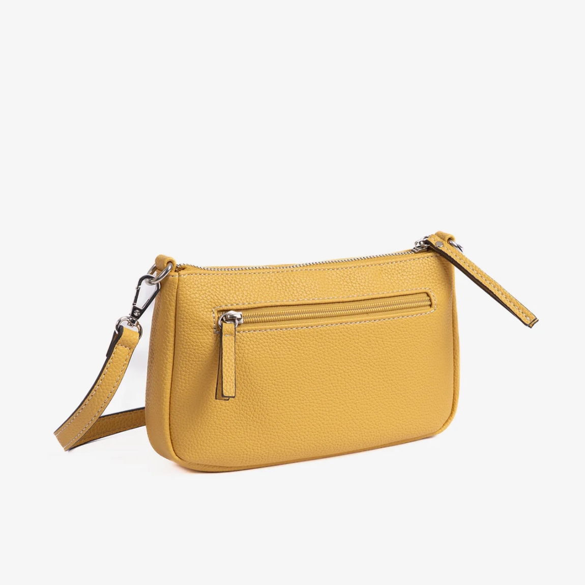 Bolso de la marca Matias Salva, modelo MAYE. Bolso elaborado en polipiel de alta calidad color amarillo, con un acabado fiel a la piel natural. Tamaño pequeño, ideal para llevar tus imprescindibles. Bandolera ajustable en altura. Interior forrado en textil suave al tacto. Bolsillos estratégicamente ubicados para llevarlo todo organizado. Bolso Matias Salva MAYE, ideal para tu dia a día! Medidas: 23x13.5x03 cm.