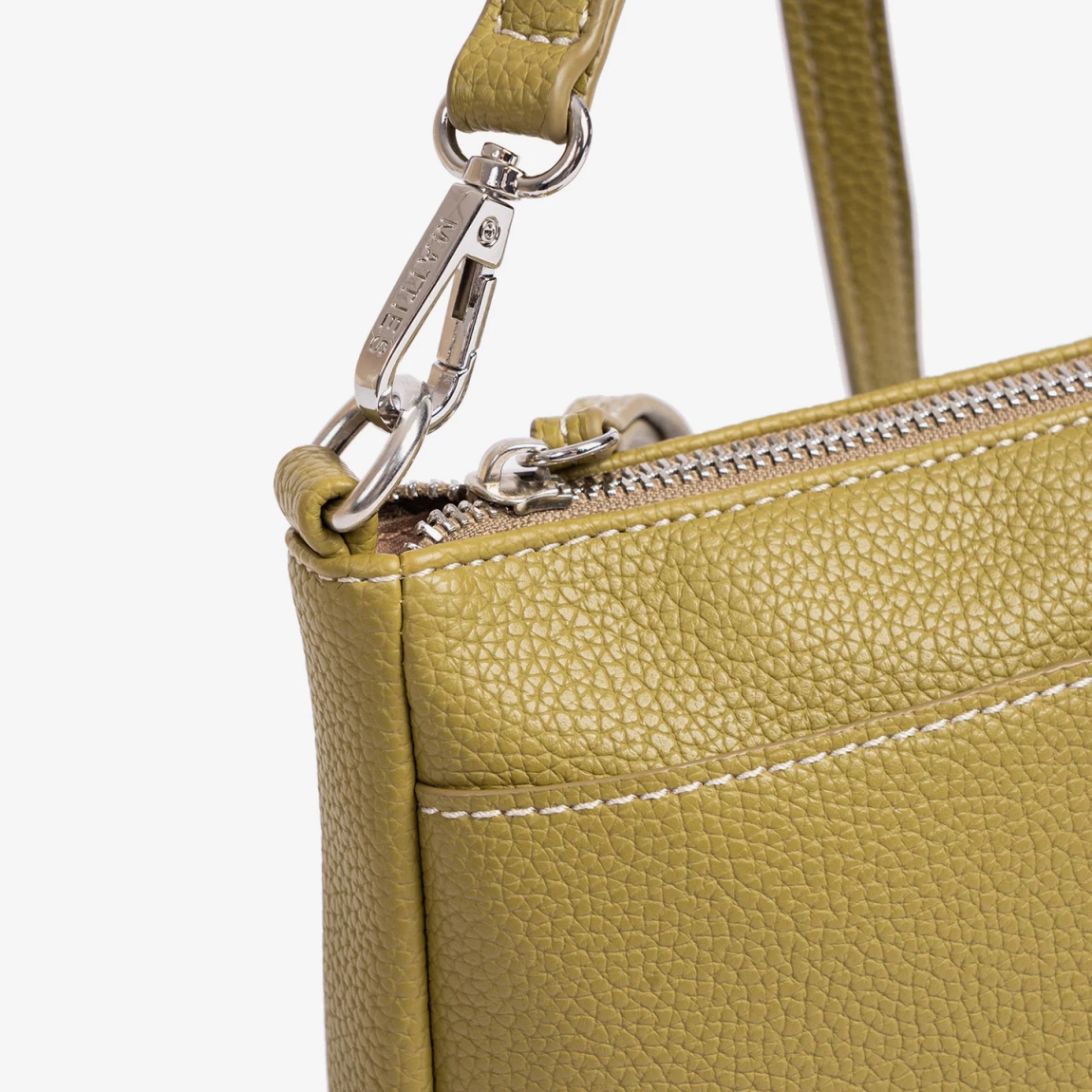 Bolso de la marca Matias Salva, modelo MAYE. Bolso elaborado en polipiel de alta calidad color verde, con un acabado fiel a la piel natural. Tamaño pequeño, ideal para llevar tus imprescindibles. Bandolera ajustable en altura. Interior forrado en textil suave al tacto. Bolsillos estratégicamente ubicados para llevarlo todo organizado. Bolso Matias Salva MAYE, ideal para tu dia a día! Medidas: 23x13.5x03 cm.