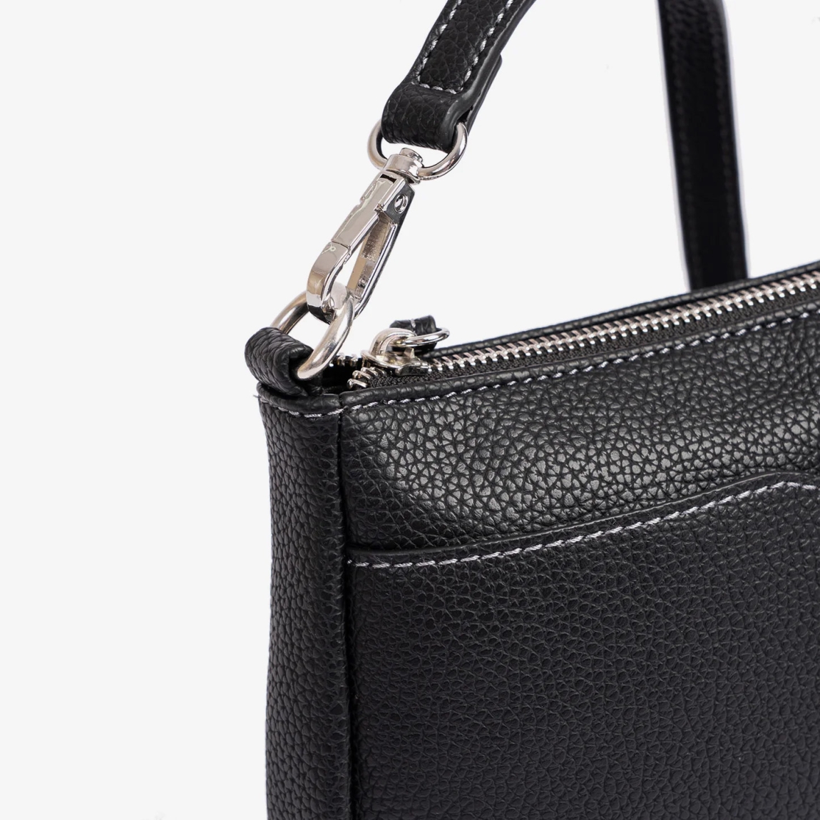 Bolso de la marca Matias Salva, modelo MAYE. Bolso elaborado en polipiel de alta calidad color negro, con un acabado fiel a la piel natural. Tamaño pequeño, ideal para llevar tus imprescindibles. Bandolera ajustable en altura. Interior forrado en textil suave al tacto. Bolsillos estratégicamente ubicados para llevarlo todo organizado. Bolso Matias Salva MAYE, ideal para tu dia a día! Medidas: 23x13.5x03 cm.