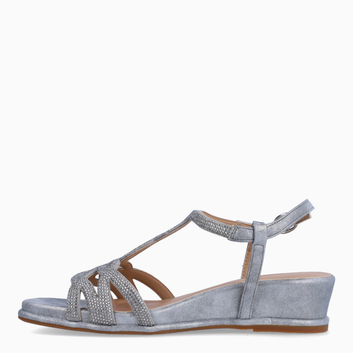 Sandalias de la marca Alma en Pena, modelo MINEA. Exterior de las sandalias en piel color plata con tiras en brillantes. Cierre de las sandalias con hebilla en el tobillo y cuña de 3cm de altura. Estas sandalias Alma en Pena MINEA son un complemento que le aportará estilo y comodidad a tus looks de temporada.
