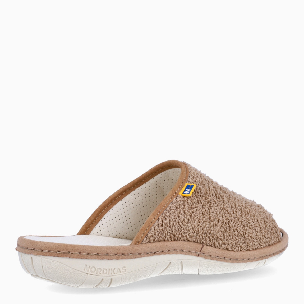 Zapatillas de la marca Nordikas, modelo BOREAL. Exterior de las zapatillas en toalla color beig. Interior de las zapatillas en piel troquelada color blanco. Zapatillas con suela plana y de goma. Estas zapatillas Nordikas BOREAL te garantizan la comodidad y ligereza que necesitas para estar en casa.