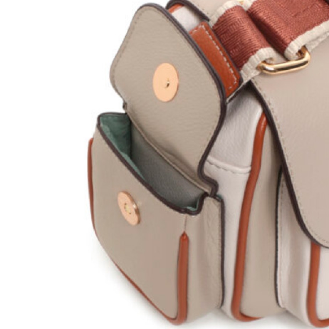 Bolso cross body de la marca Robert Pietri, modelo ALTEA. Bolso elaborado en pu color taupe combinado. Bolso Robert Pietri con asa de hombro y cruzar regulable , cierre con cremallera, solapa con cierre iman, 1 bolsillo interior y 4 bolsillos exteriores con cierre iman. Bolso Robert Pietri ALTEA, ideal para llevar a todos lados! Medidas: alto 17cm y ancho 25cm.