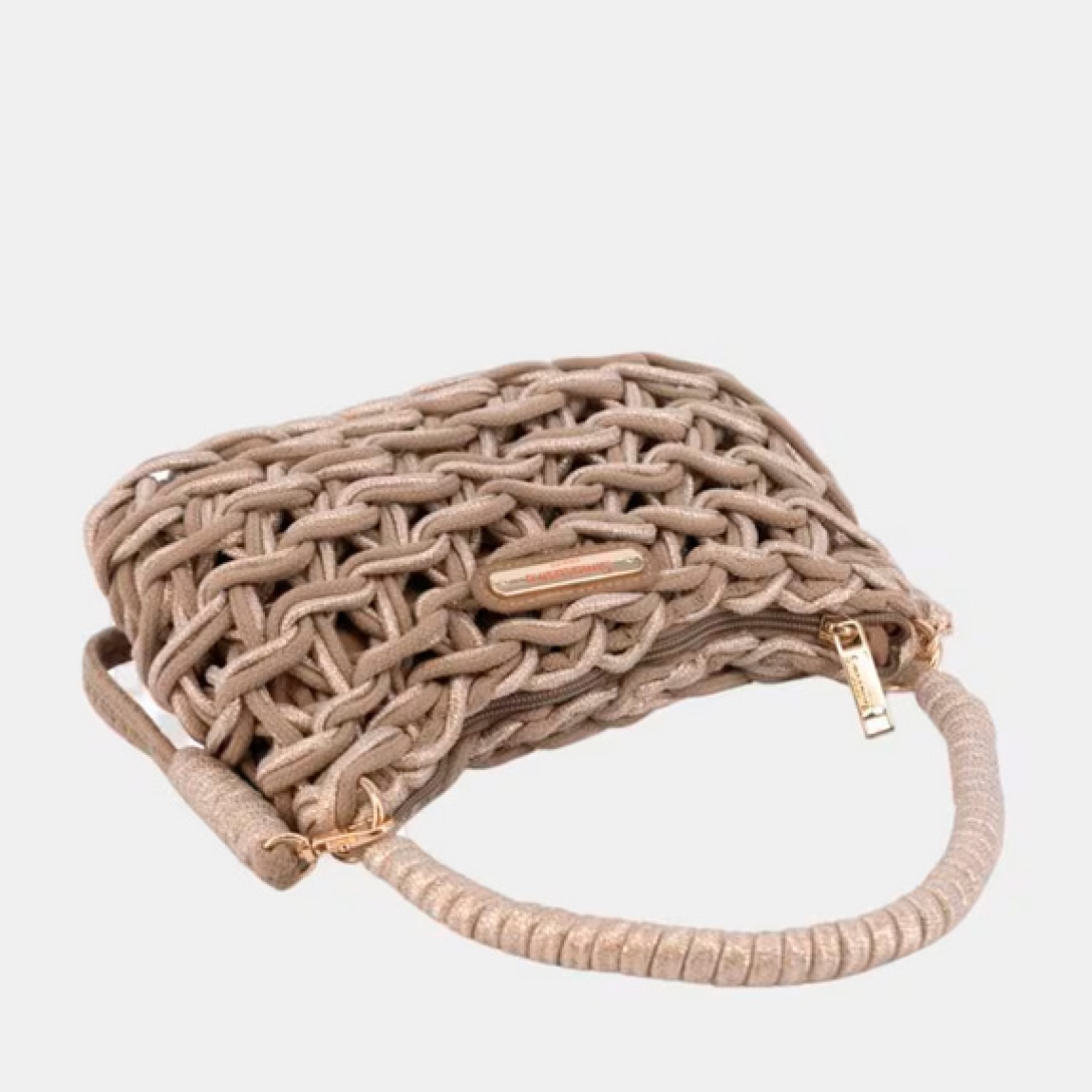 Bolso Cruzado de la marca Simosastre, modelo CATHERIN. Bolso elaborado de cuerda trenzada a mano 100% de manera artesanal en color cobre y dorado. Dispone de asa media y bandolera, cremallera superior, tres bolsillos interiores uno con cremallera y Logo de la marca en metal dorado. Diseñado en Alicante, España. Bolso Simosastre CATHERIN ideal para llevar a todos lados!Medidas: 4 (ancho) x 4 (alto) x 27 (largo) mm