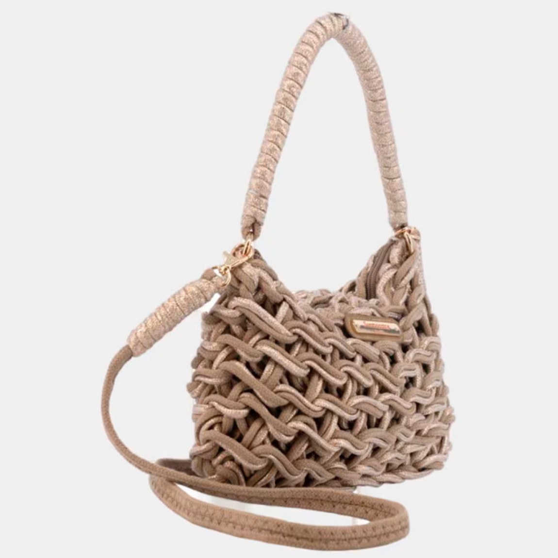 Bolso Cruzado de la marca Simosastre, modelo CATHERIN. Bolso elaborado de cuerda trenzada a mano 100% de manera artesanal en color cobre y dorado. Dispone de asa media y bandolera, cremallera superior, tres bolsillos interiores uno con cremallera y Logo de la marca en metal dorado. Diseñado en Alicante, España. Bolso Simosastre CATHERIN ideal para llevar a todos lados!Medidas: 4 (ancho) x 4 (alto) x 27 (largo) mm