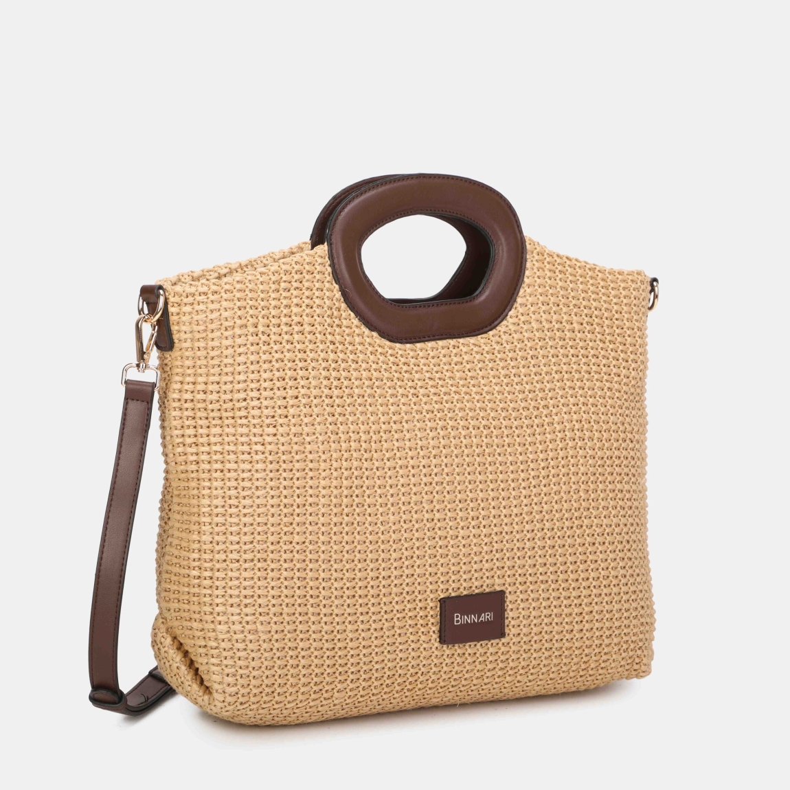 Bolso mano grande de la marca Binnari, modelo BRISA. Bolso elaborado en rafia y detalles en pu. Bolso Brisa muy práctico que se puede llevar tanto de mano como de bandolera, ya que lleva un asa extra en su interior. Los detalles metálicos son de color nickel. Bolso Binnari BRISA, ideal para esta temporada! Medidas: alto 40cm y ancho 30cm.