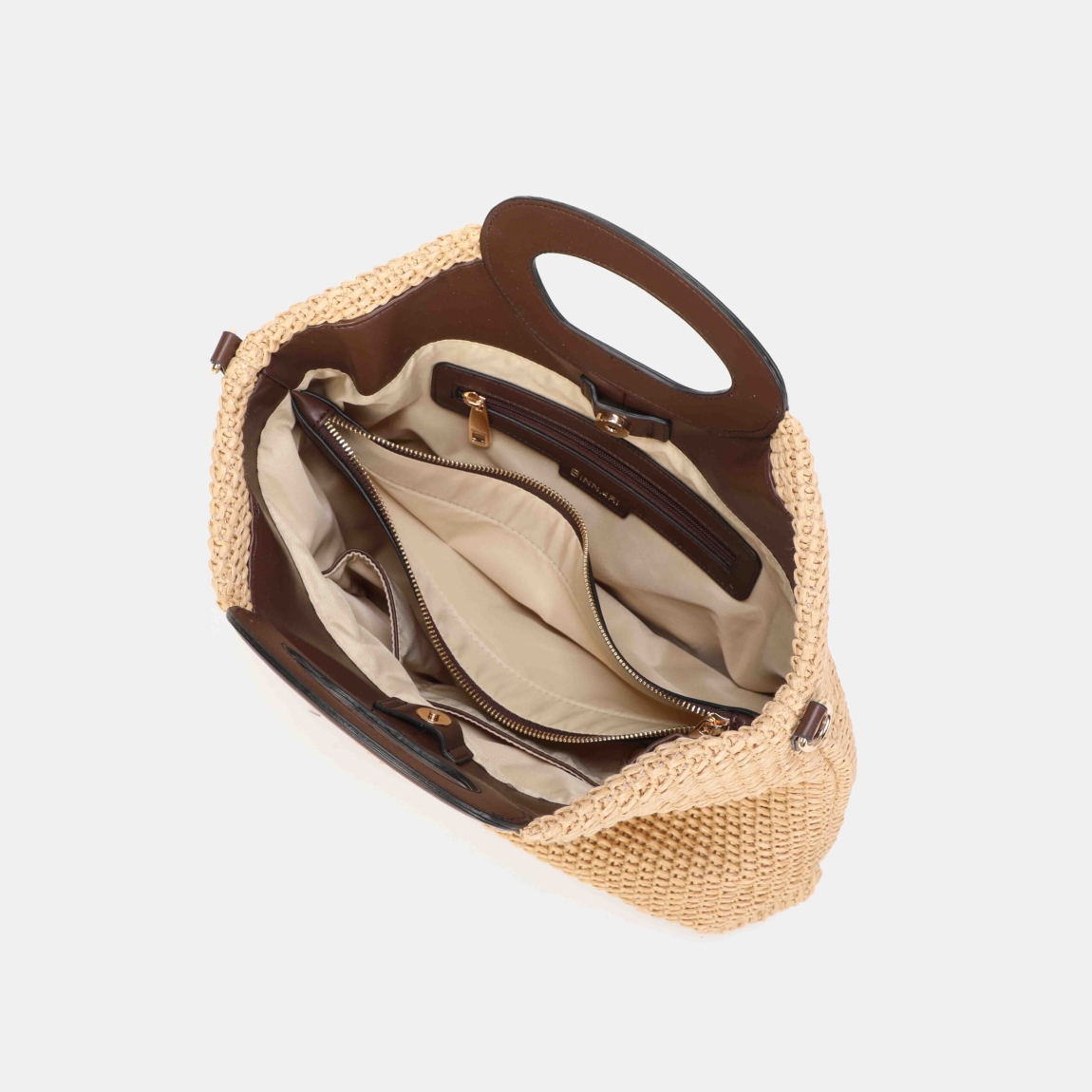 Bolso mano grande de la marca Binnari, modelo BRISA. Bolso elaborado en rafia y detalles en pu. Bolso Brisa muy práctico que se puede llevar tanto de mano como de bandolera, ya que lleva un asa extra en su interior. Los detalles metálicos son de color nickel. Bolso Binnari BRISA, ideal para esta temporada! Medidas: alto 40cm y ancho 30cm.